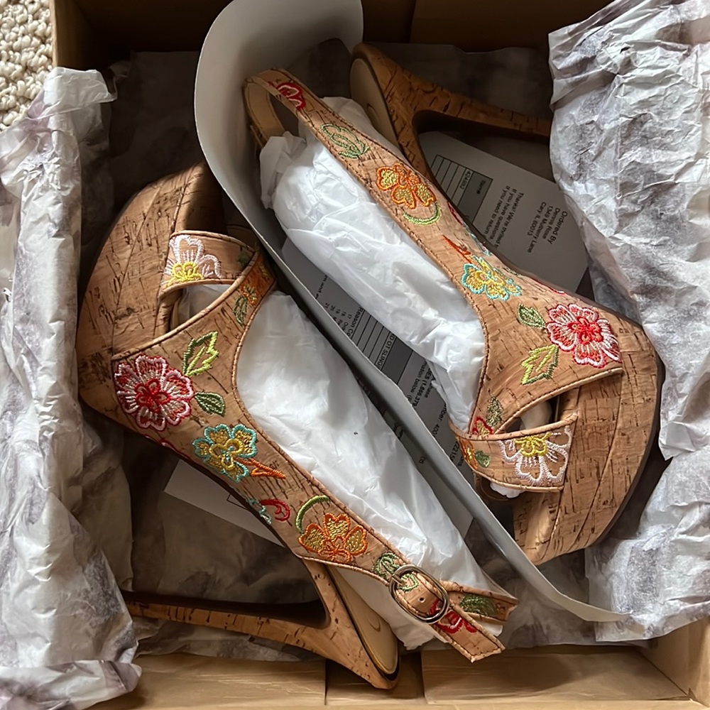 Size 8.5 and GORGEOUS!!! Embroidered Flowers RARE Jessica Simpson heels.
